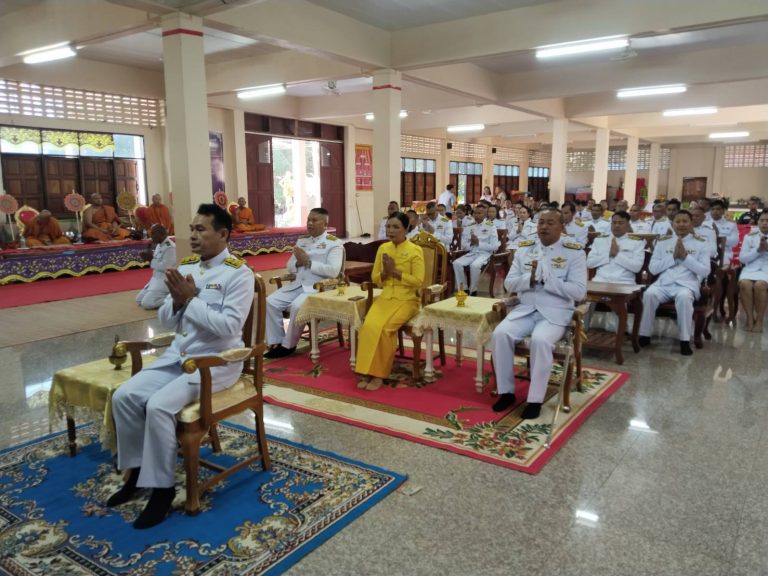 ร่วมพิธีเจริญพระพุทธมนต์ ทำบุญตักบาตรถวายพระราชกุศล การจัดกิจกรรมเฉลิมพระเกียรติพระบาทสมเด็จพระเจ้าอยู่หัว