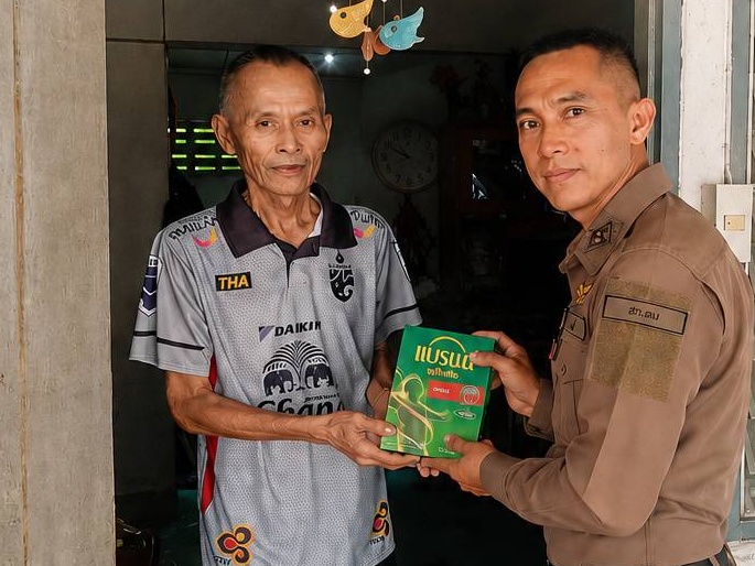 พันตำรวจเอกยุทธนา จาตุรัตน์ ผู้กำกับการสถานีตำรวจภูธรดม ได้เยี่ยมเยียนข้าราชการตำรวจที่ป่วย